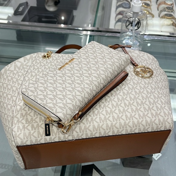 MICHAEL KORS 
Jet Set Lg Shoulder Bag & JST Lg Travel CONTINENTAL wallet-wristlt - Picture 15 of 16